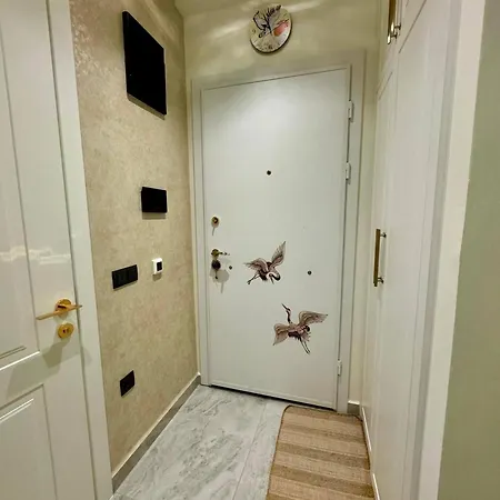 Stunning Luxury With Pool And Security Apartment